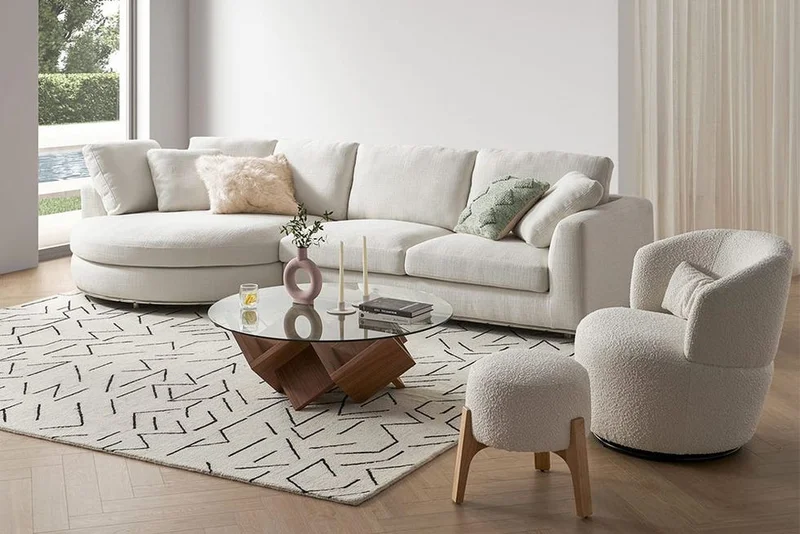 Sofá confortável em tom neutro com almofadas em ambiente cozy